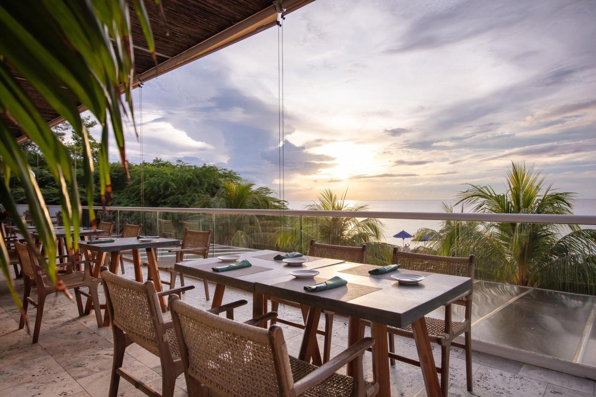 Santa Marta Marriott Resort Playa Dormida Zewnętrze zdjęcie Sunset at the restaurant