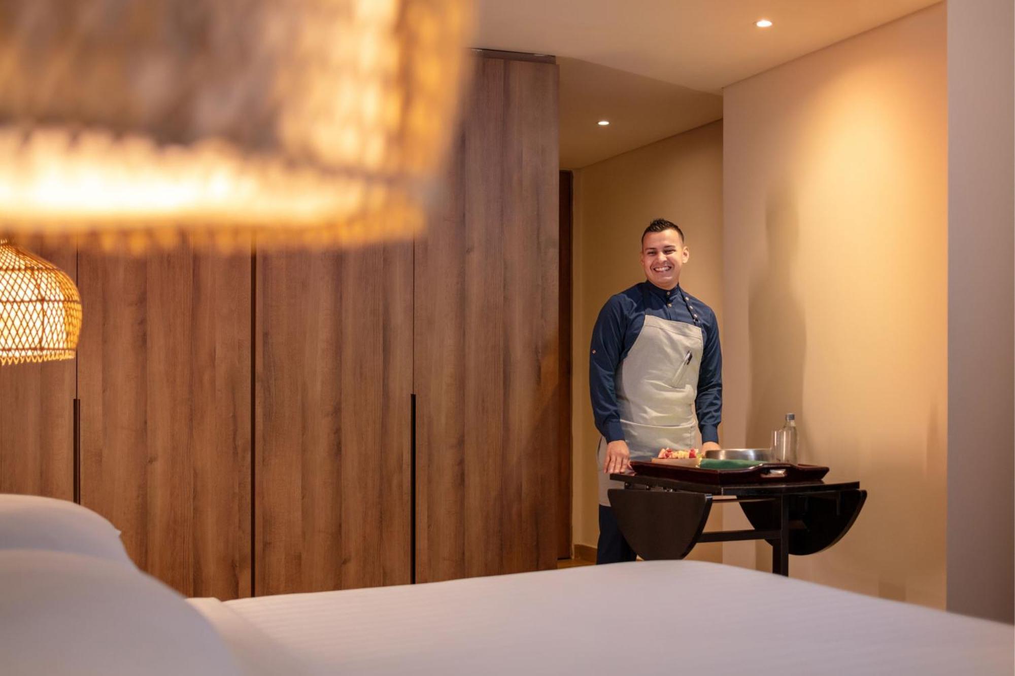 Santa Marta Marriott Resort Playa Dormida Zewnętrze zdjęcie A butler at the Mandarin Oriental, Munich