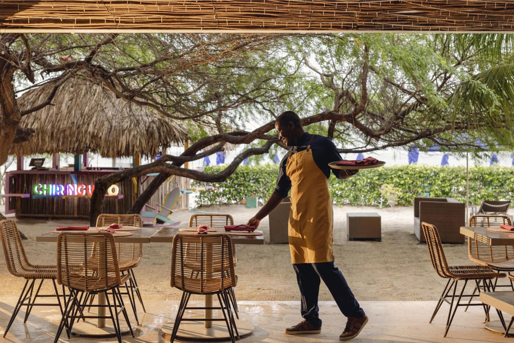 Santa Marta Marriott Resort Playa Dormida Zewnętrze zdjęcie A waiter clearing a table