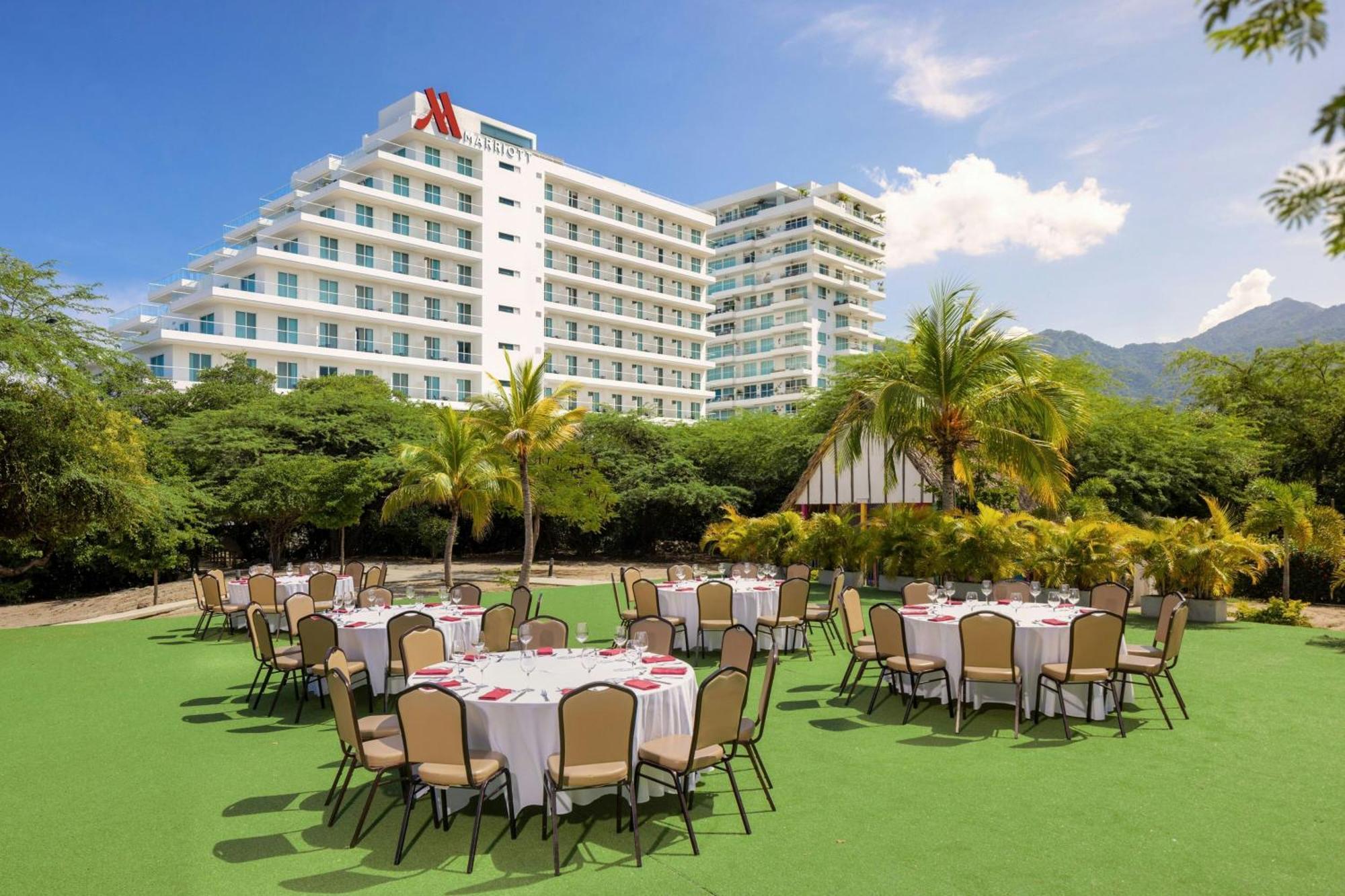 Santa Marta Marriott Resort Playa Dormida Zewnętrze zdjęcie The lawn at the hotel