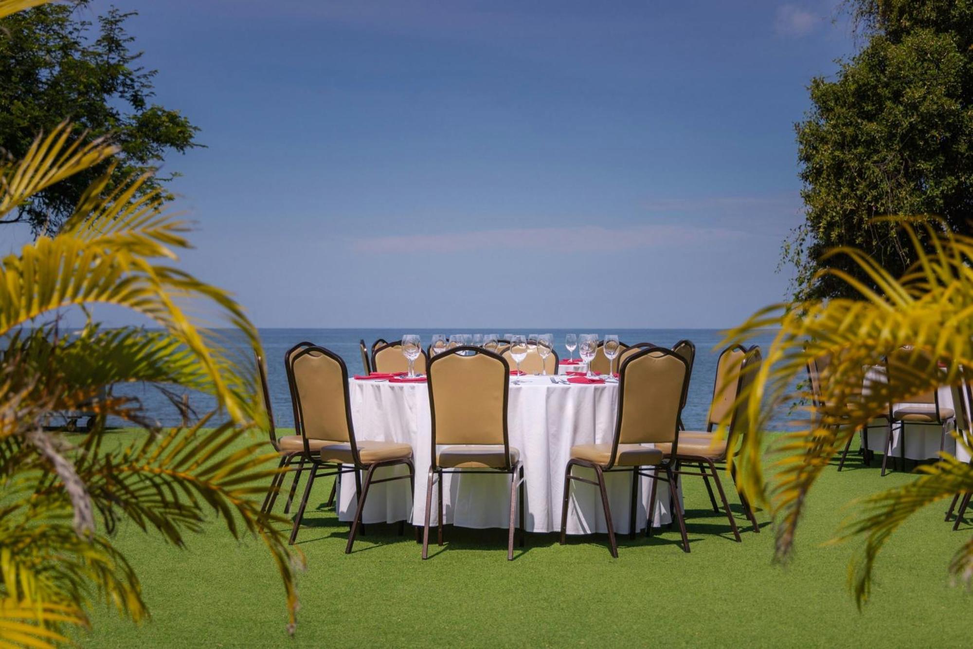 Santa Marta Marriott Resort Playa Dormida Zewnętrze zdjęcie The lawn at the hotel
