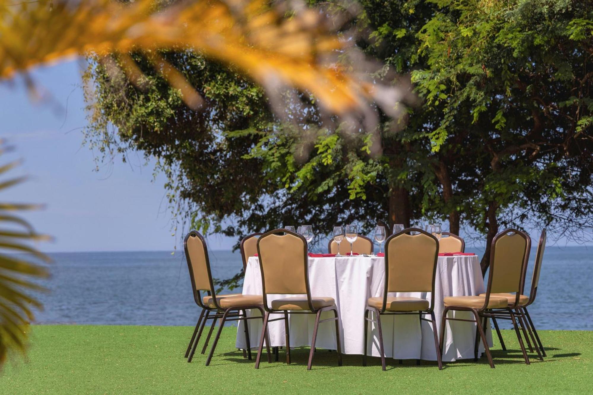 Santa Marta Marriott Resort Playa Dormida Zewnętrze zdjęcie The lawn at the hotel